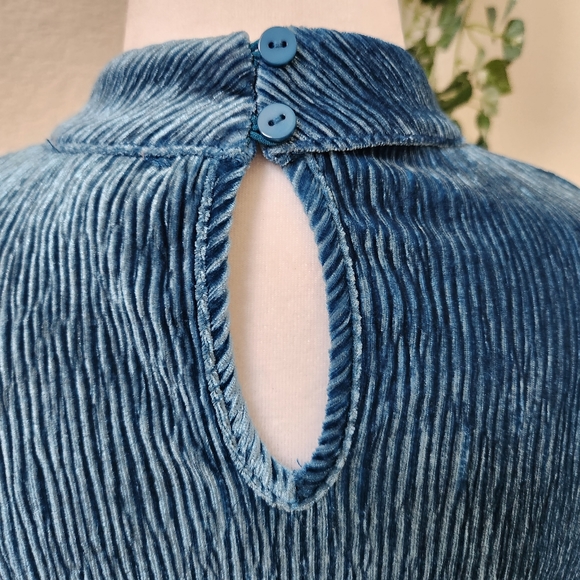 NWT Calligraphie Emerald Green Velvet Blouse with Bell Sleeve Size Small - Picture 6 of 12